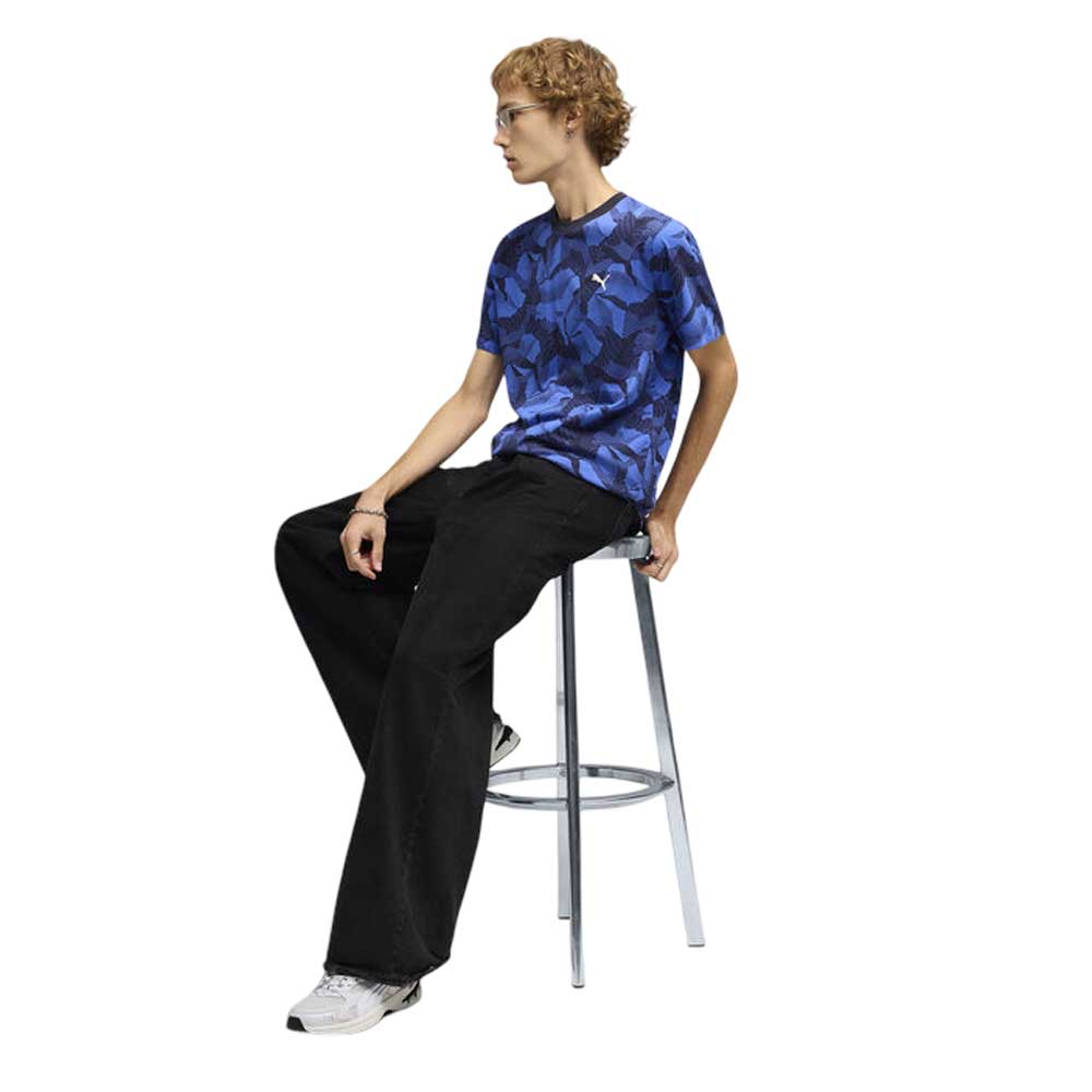 Playera Manga Corta Puma para Hombre Ess Logo Lab Story 2 AOP Tee Azul-Negro